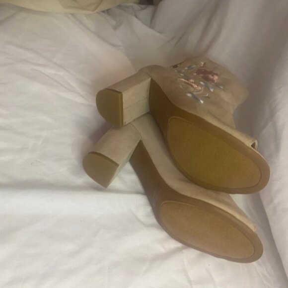 NY and Co Floral Taupe Tan Suede Ankle Bootie, Peep Toe Embroidered, size 8M - Picture 5 of 8